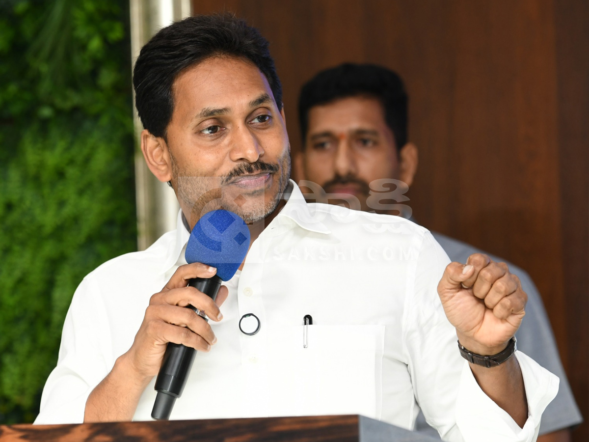 YS jagan Launched Chandrababu Vennupotuku Rendellu Book Photos8