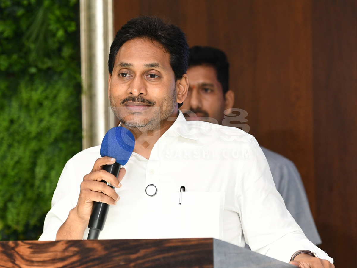 YS jagan Launched Chandrababu Vennupotuku Rendellu Book Photos9
