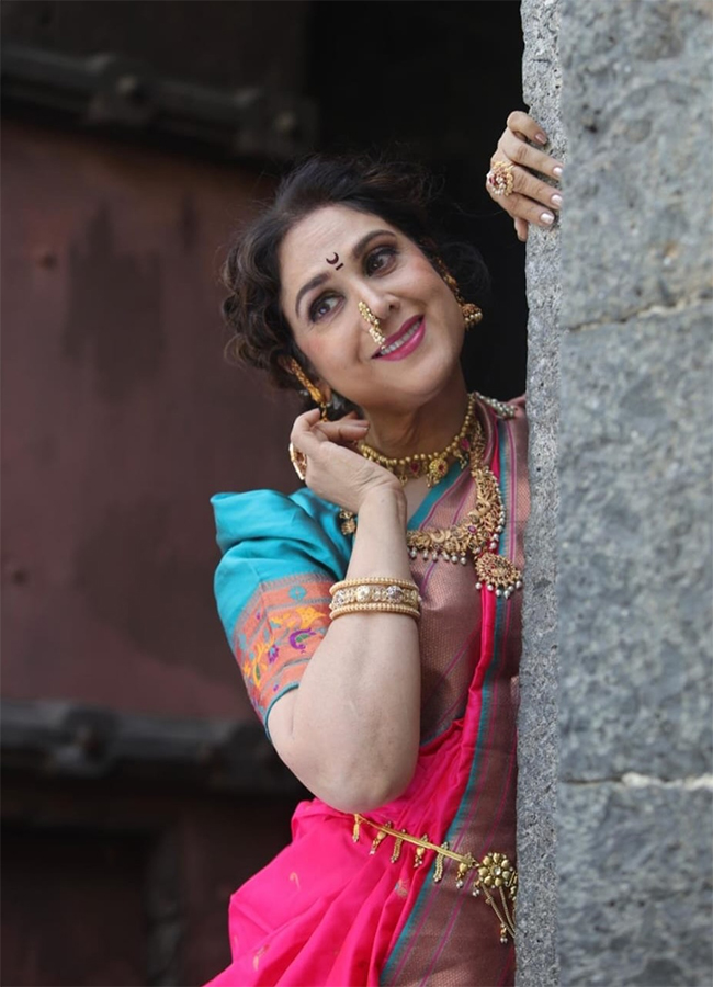 Aapadbandhavudu Fame Actress Meenakshi Seshadri Viral Photos11