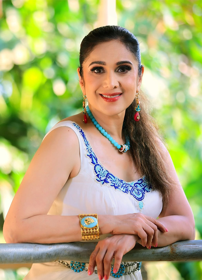 Aapadbandhavudu Fame Actress Meenakshi Seshadri Viral Photos12
