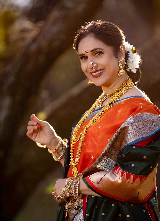 Aapadbandhavudu Fame Actress Meenakshi Seshadri Viral Photos15