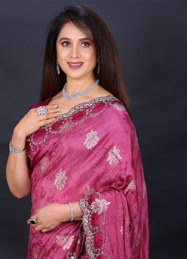 Aapadbandhavudu Fame Actress Meenakshi Seshadri Viral Photos17