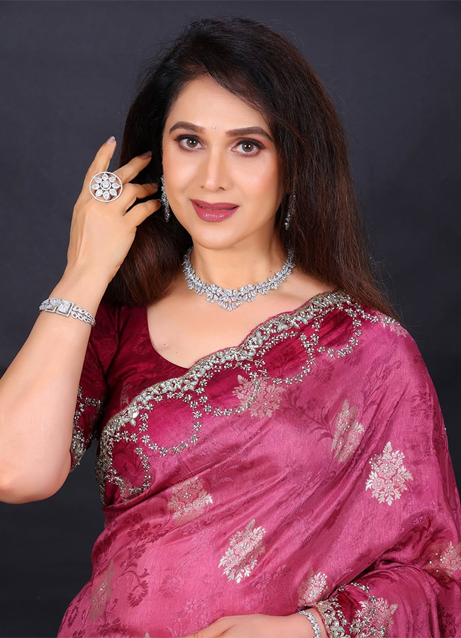Aapadbandhavudu Fame Actress Meenakshi Seshadri Viral Photos18