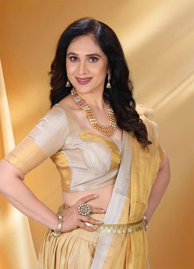 Aapadbandhavudu Fame Actress Meenakshi Seshadri Viral Photos19