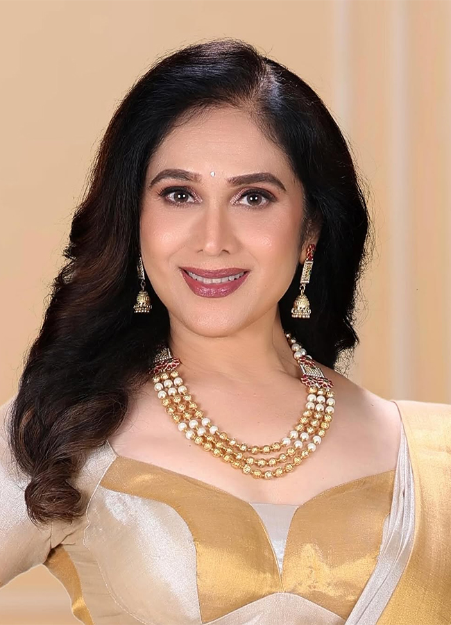Aapadbandhavudu Fame Actress Meenakshi Seshadri Viral Photos21
