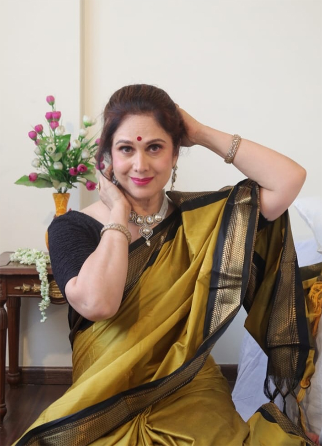 Aapadbandhavudu Fame Actress Meenakshi Seshadri Viral Photos4