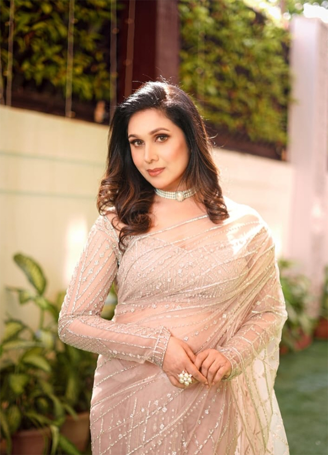 Aapadbandhavudu Fame Actress Meenakshi Seshadri Viral Photos5