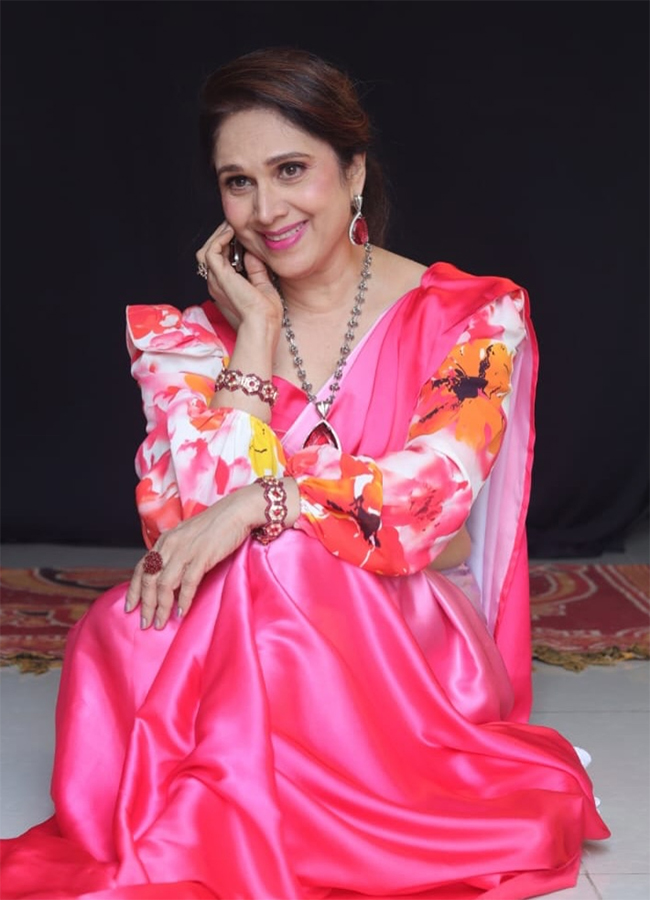 Aapadbandhavudu Fame Actress Meenakshi Seshadri Viral Photos6