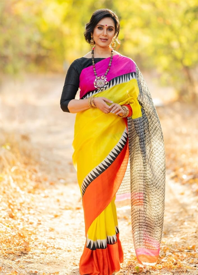 Aapadbandhavudu Fame Actress Meenakshi Seshadri Viral Photos8
