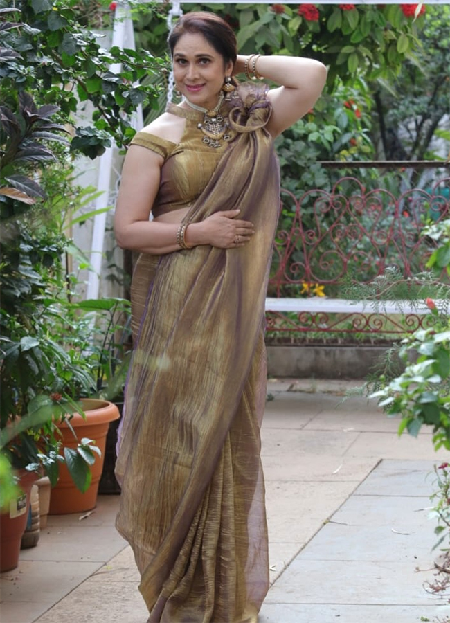 Aapadbandhavudu Fame Actress Meenakshi Seshadri Viral Photos9