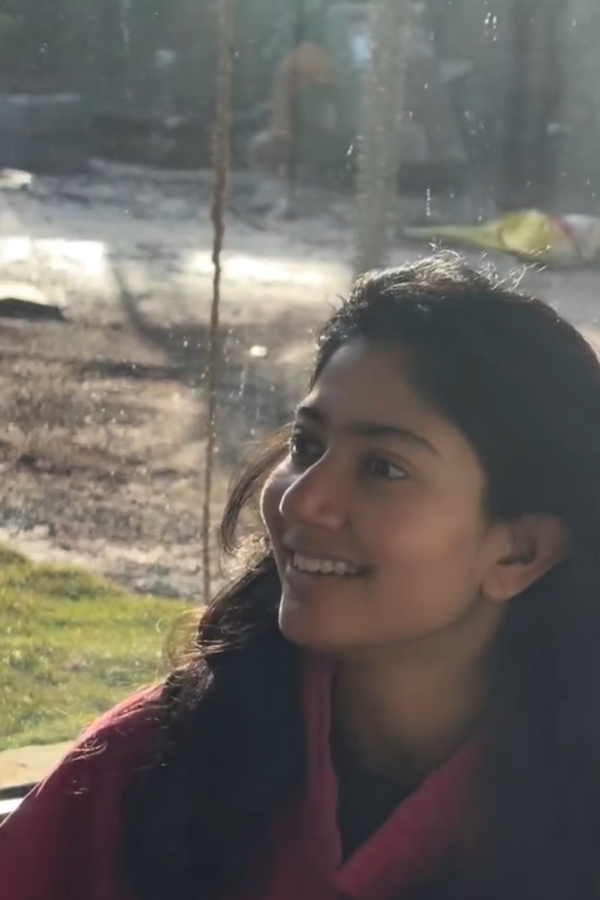 Actress Sai Pallavi family time.. enjoying it with everyone Photos10