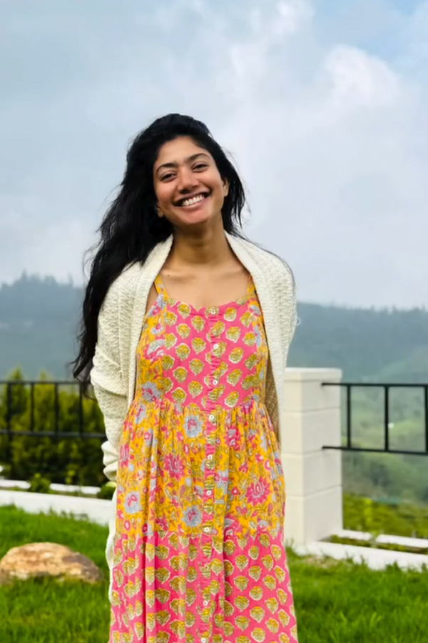 Actress Sai Pallavi family time.. enjoying it with everyone Photos12