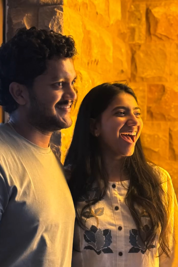 Actress Sai Pallavi family time.. enjoying it with everyone Photos13