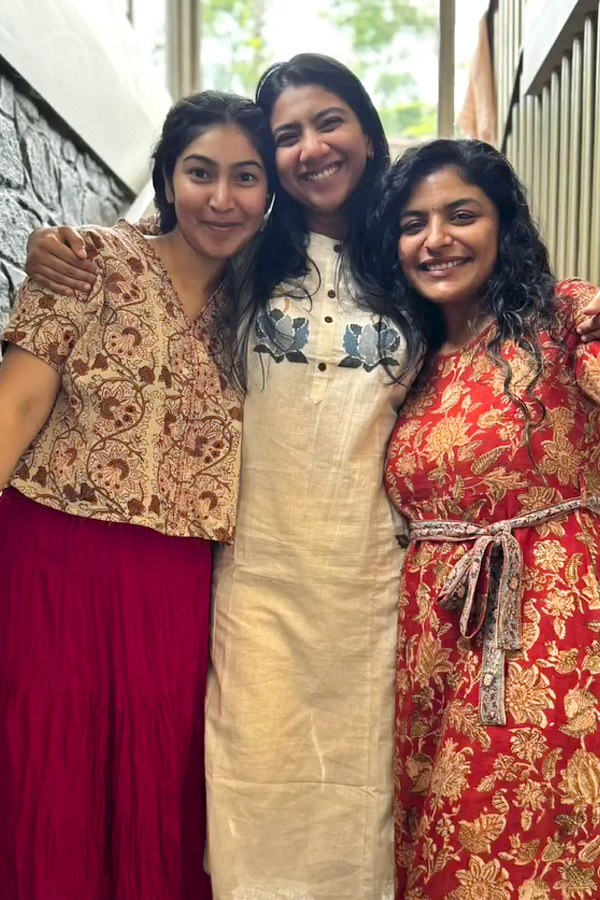 Actress Sai Pallavi family time.. enjoying it with everyone Photos14