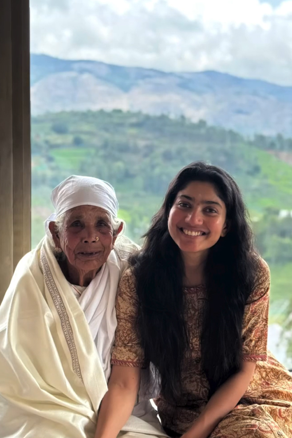 Actress Sai Pallavi family time.. enjoying it with everyone Photos15