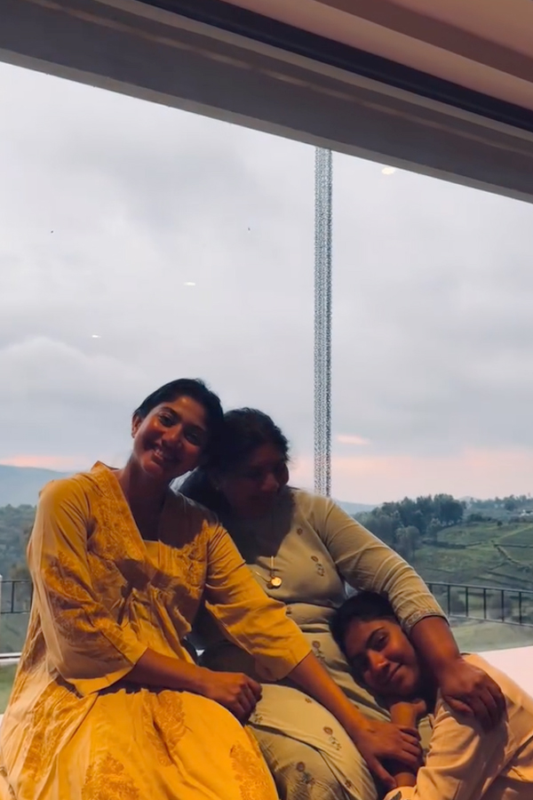 Actress Sai Pallavi family time.. enjoying it with everyone Photos16