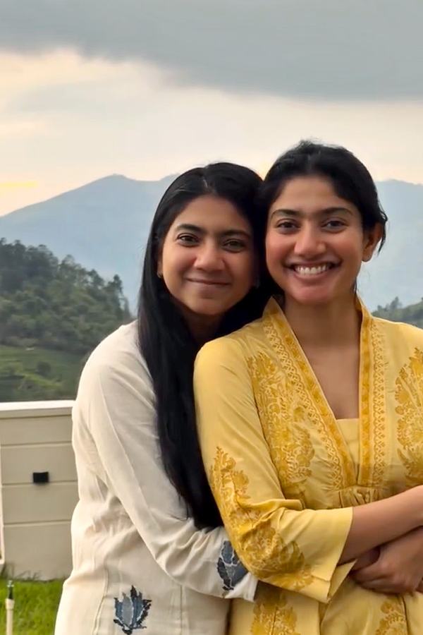 Actress Sai Pallavi family time.. enjoying it with everyone Photos5