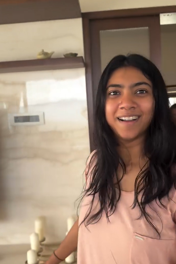 Actress Sai Pallavi family time.. enjoying it with everyone Photos7