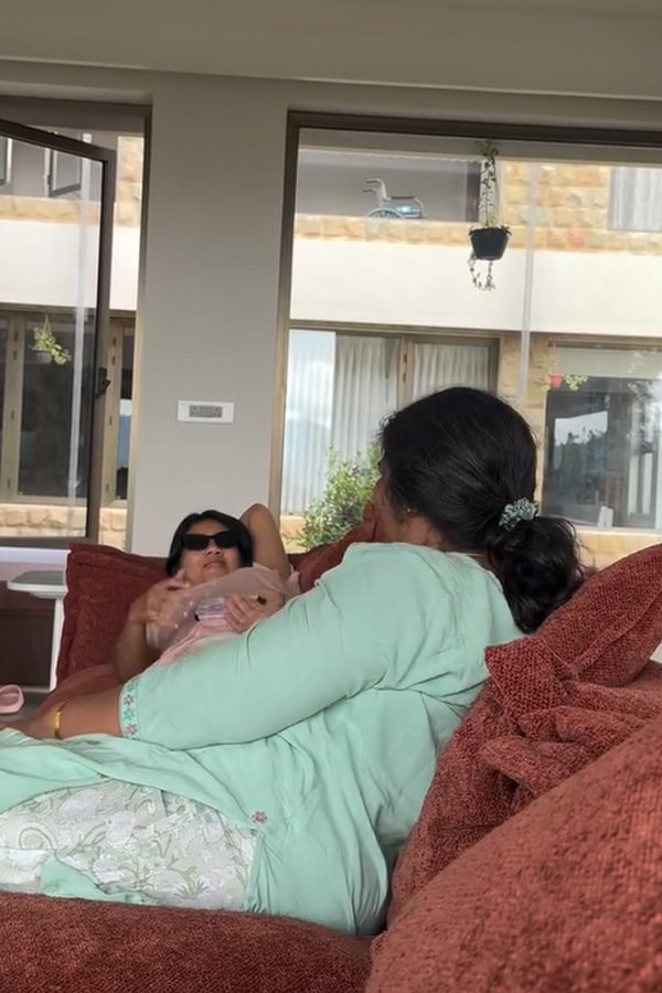 Actress Sai Pallavi family time.. enjoying it with everyone Photos8