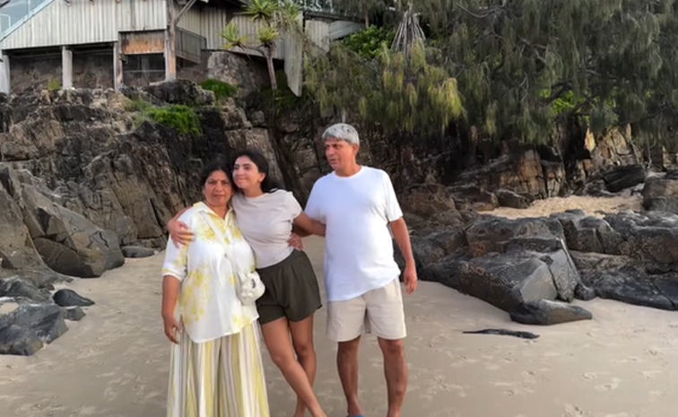Actress Sai Pallavi family time.. enjoying it with everyone Photos9