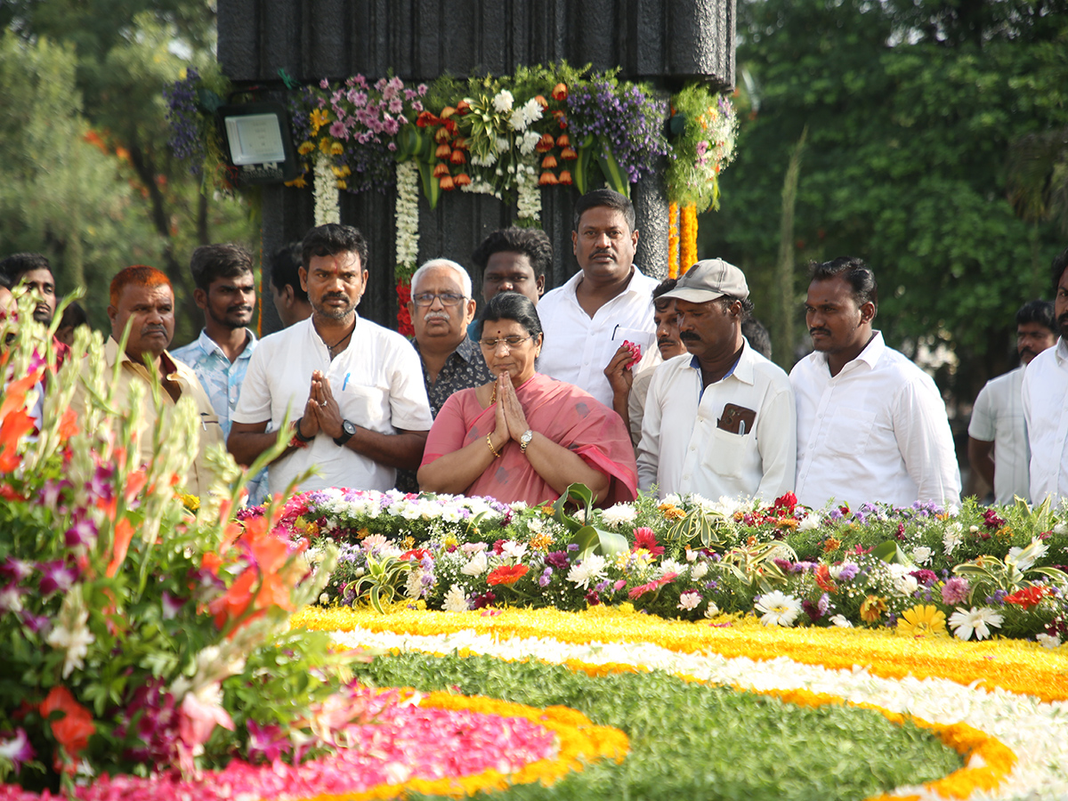 Junior NTR Paid Tribute to Rama Rao NTR Ghat in Hyderabad11