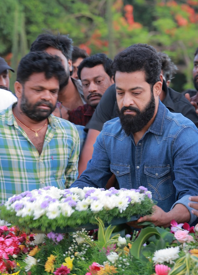 Junior NTR Paid Tribute to Rama Rao NTR Ghat in Hyderabad3
