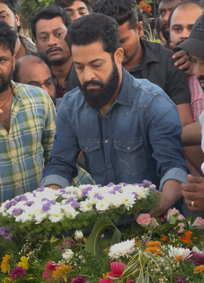 Junior NTR Paid Tribute to Rama Rao NTR Ghat in Hyderabad4