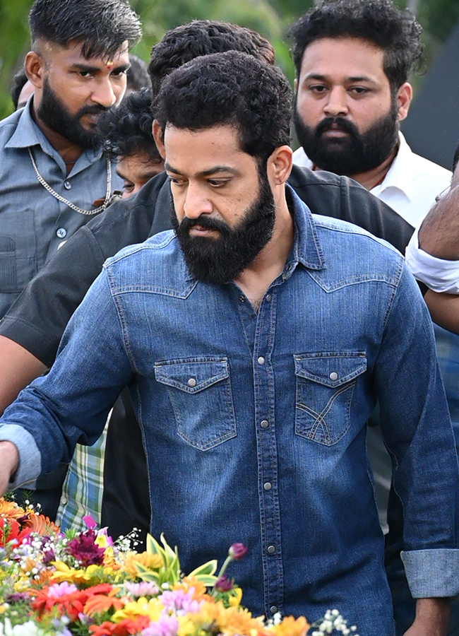 Junior NTR Paid Tribute to Rama Rao NTR Ghat in Hyderabad5