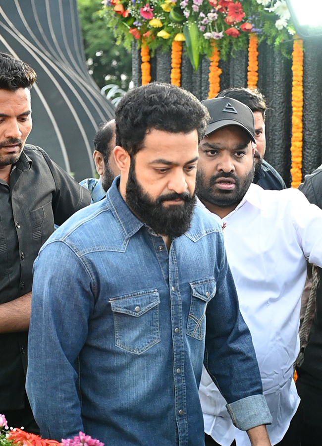 Junior NTR Paid Tribute to Rama Rao NTR Ghat in Hyderabad6
