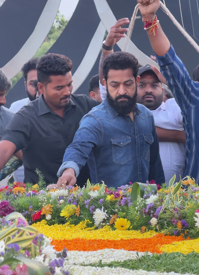 Junior NTR Paid Tribute to Rama Rao NTR Ghat in Hyderabad7