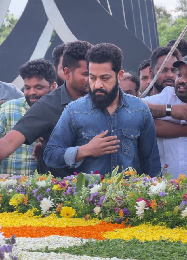 Junior NTR Paid Tribute to Rama Rao NTR Ghat in Hyderabad8