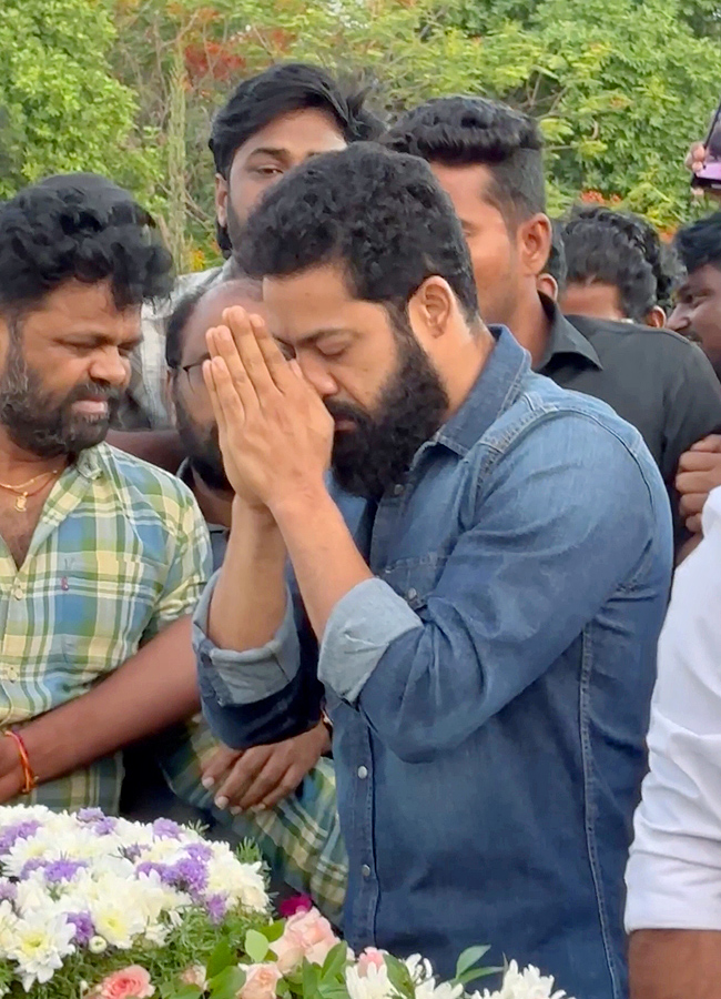 Junior NTR Paid Tribute to Rama Rao NTR Ghat in Hyderabad9