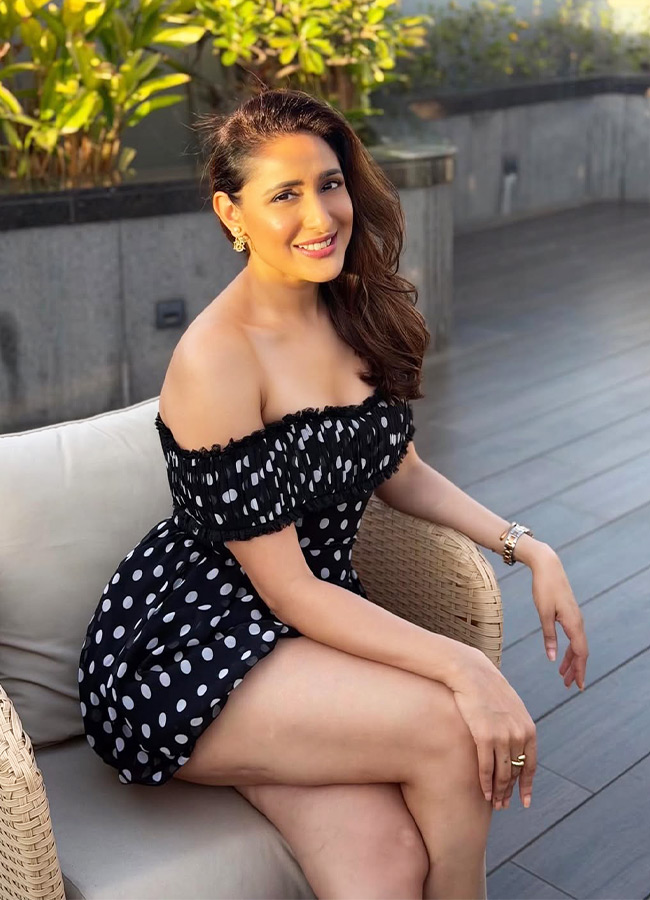 Pragya Jaiswal looks pretty in a black dress Photos3