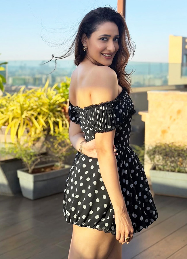 Pragya Jaiswal looks pretty in a black dress Photos5