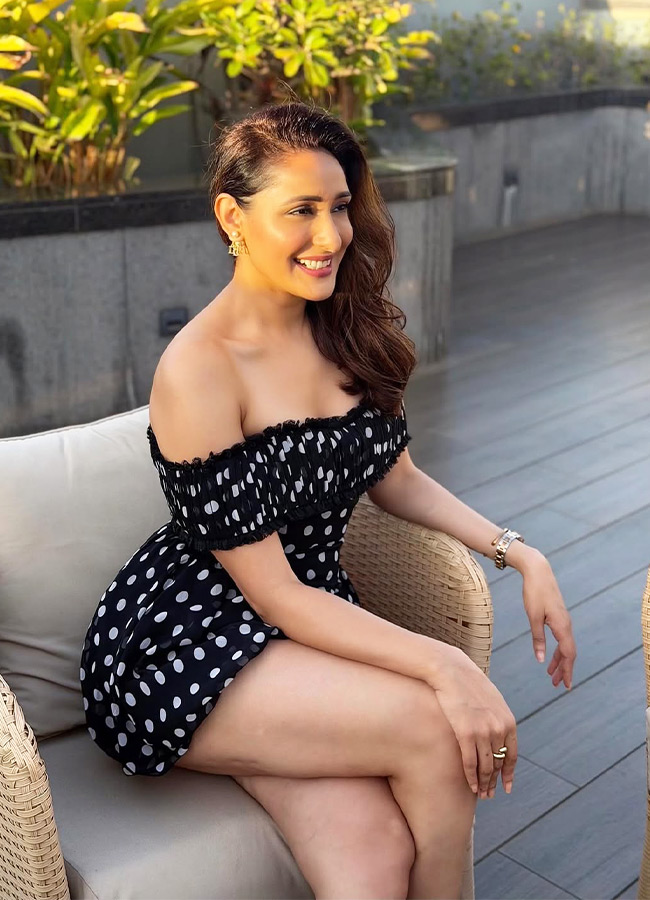 Pragya Jaiswal looks pretty in a black dress Photos6