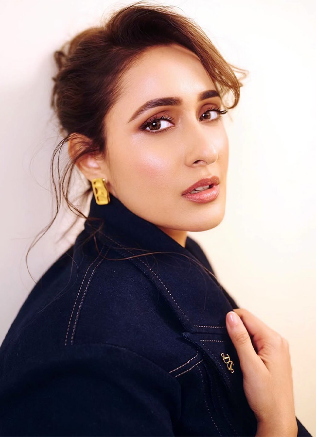 Pragya Jaiswal looks pretty in a black dress Photos7