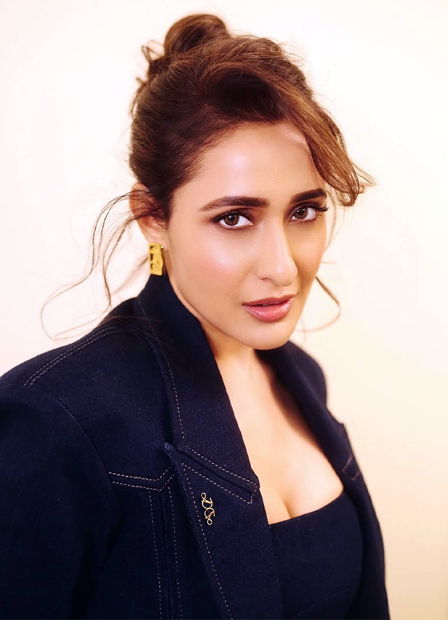 Pragya Jaiswal looks pretty in a black dress Photos8