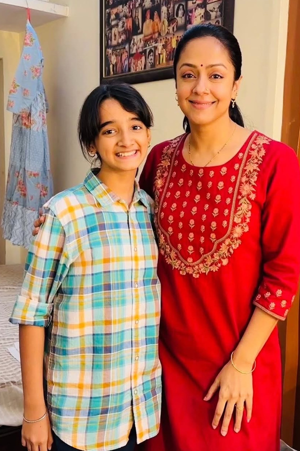 Jyothika poses with a child Actress from The System movie Photos2
