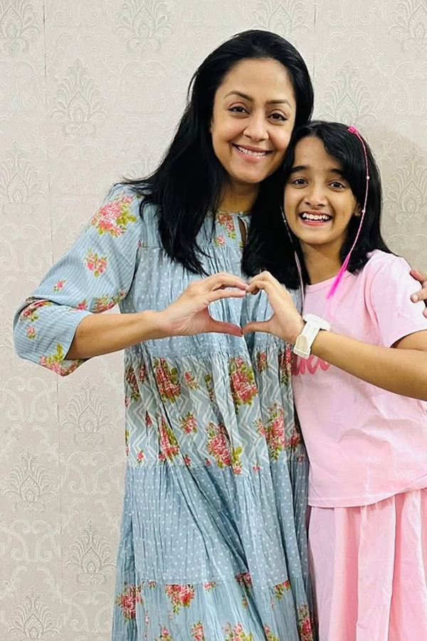 Jyothika poses with a child Actress from The System movie Photos3