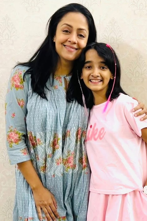 Jyothika poses with a child Actress from The System movie Photos4