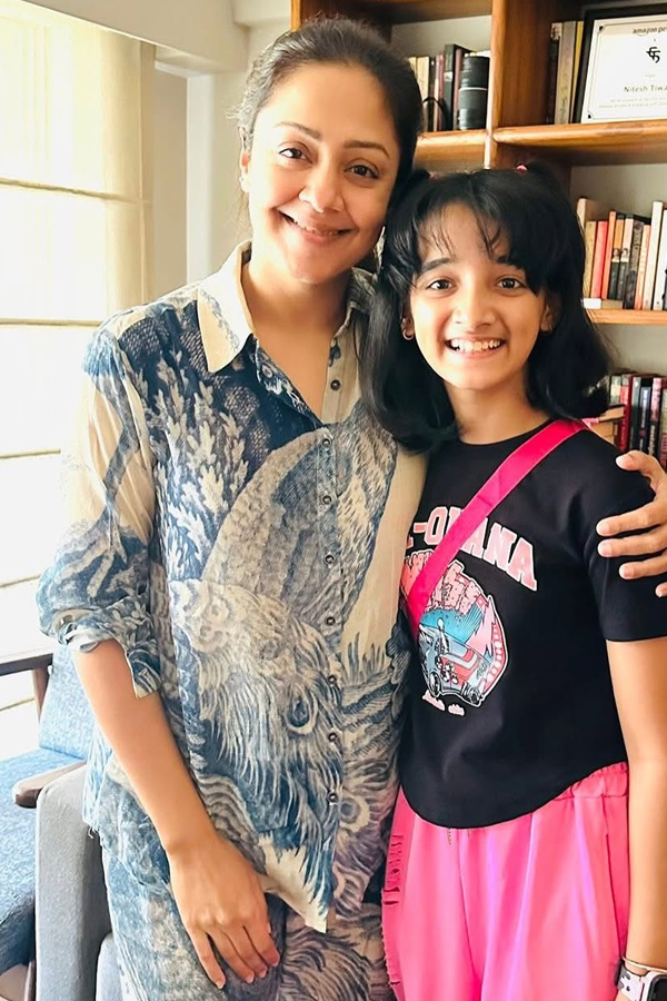 Jyothika poses with a child Actress from The System movie Photos5