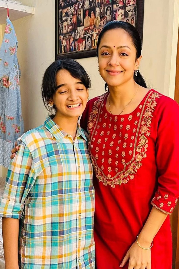Jyothika poses with a child Actress from The System movie Photos6