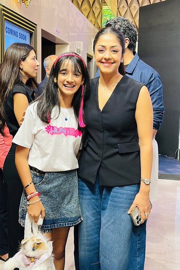 Jyothika poses with a child Actress from The System movie Photos7