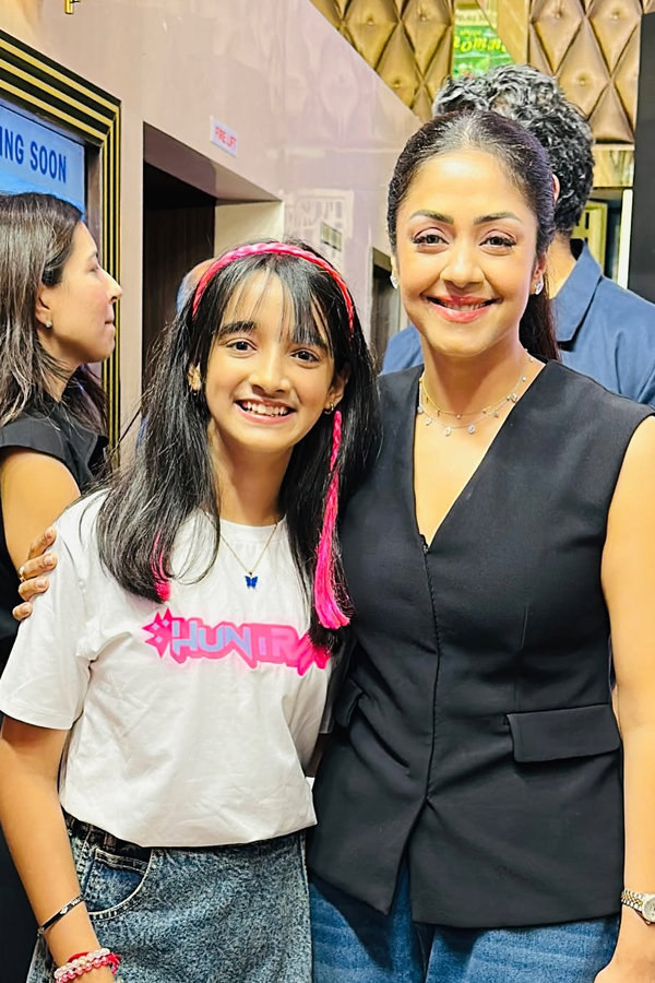 Jyothika poses with a child Actress from The System movie Photos8