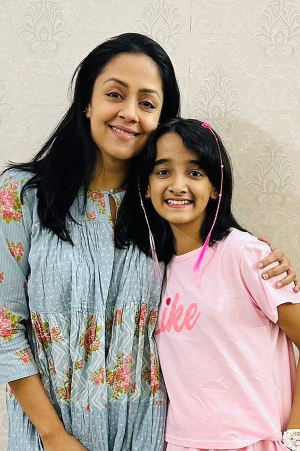 Jyothika poses with a child Actress from The System movie Photos9