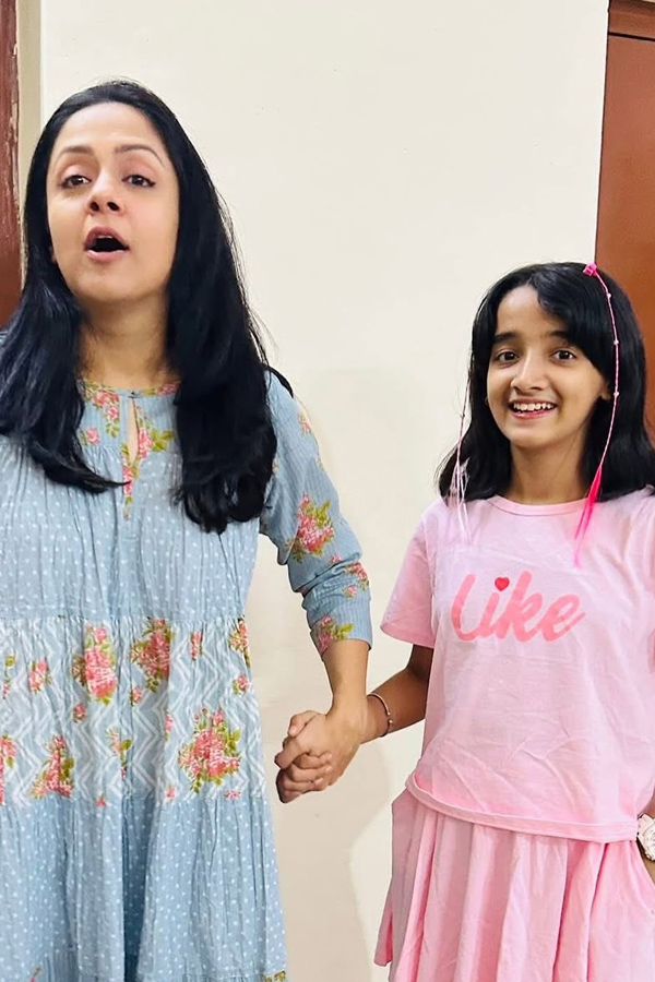 Jyothika poses with a child Actress from The System movie Photos10