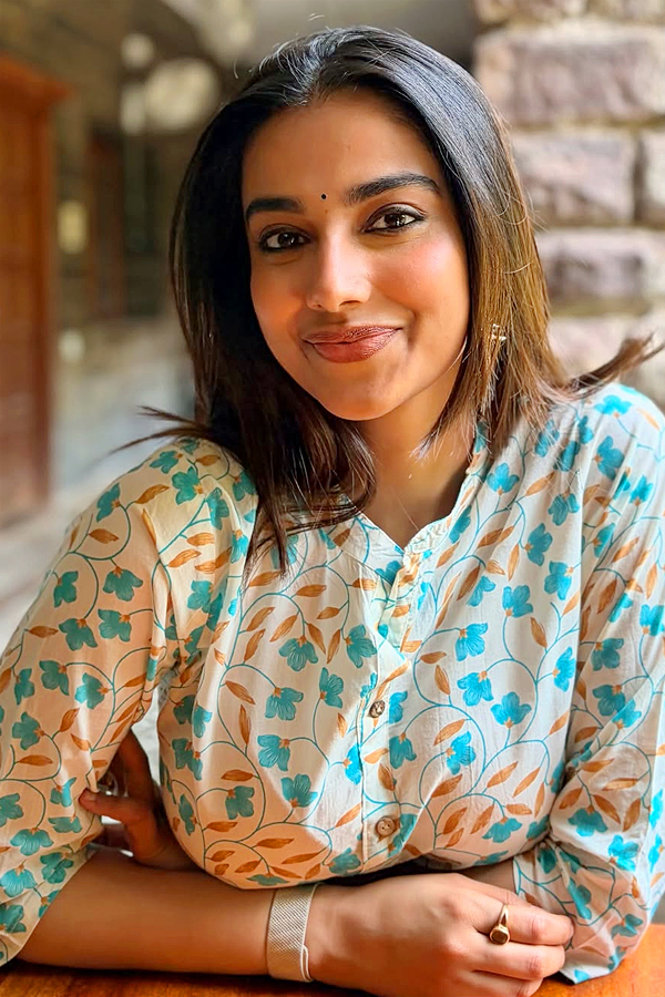 Actress Meenakshi Chaudhary Latest Stunning Photos4