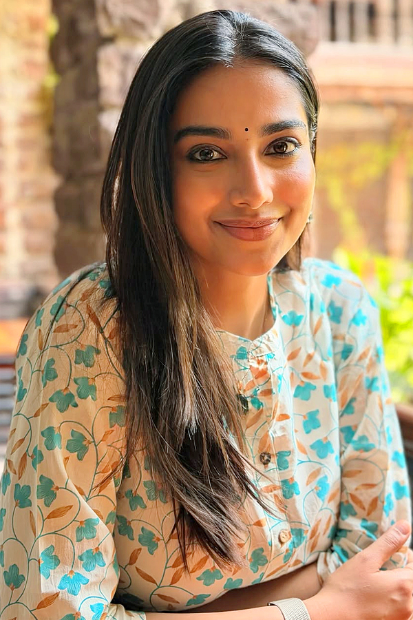 Actress Meenakshi Chaudhary Latest Stunning Photos5