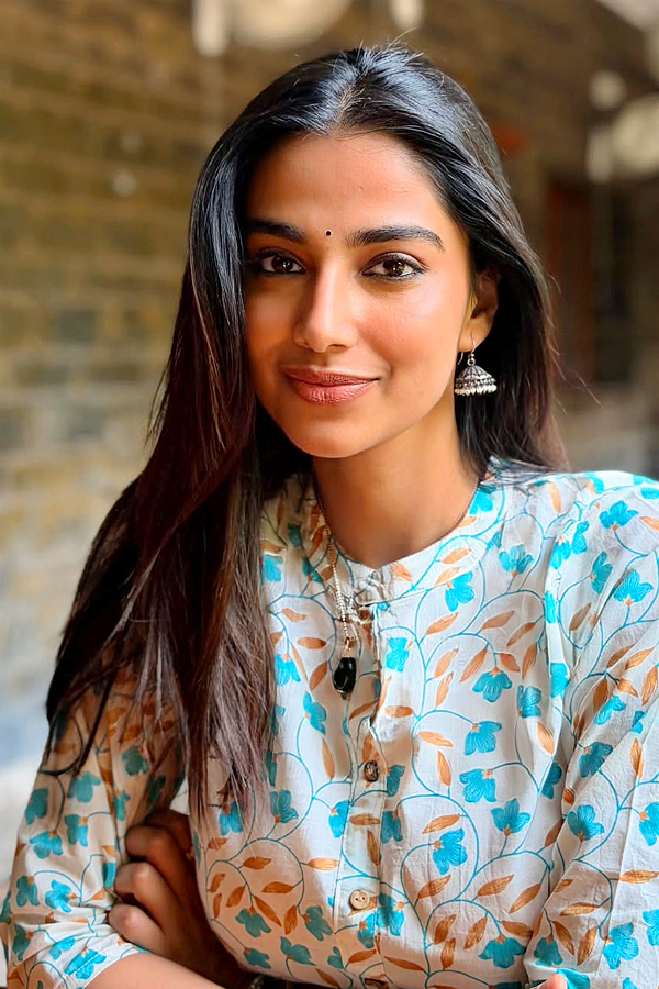 Actress Meenakshi Chaudhary Latest Stunning Photos6
