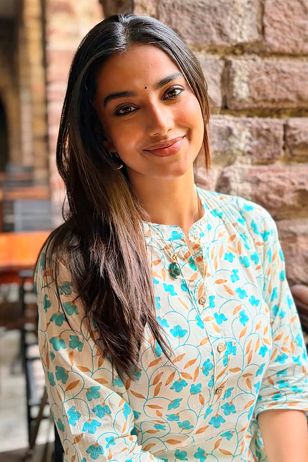 Actress Meenakshi Chaudhary Latest Stunning Photos7